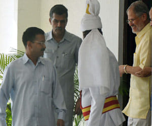 Kejriwal met at lunch with LG, trying to solve the case