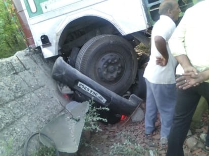 7 died in road accidents in himachal two die as truck plunges into gorge.