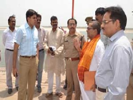 Asi ghats DM inspecting and other advocates.