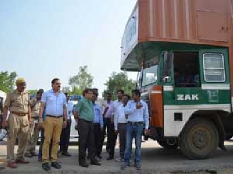 DM arrived Naubtpur checkpost 