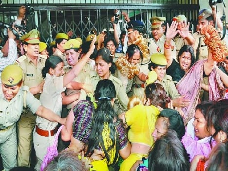 bangles throw on policeman