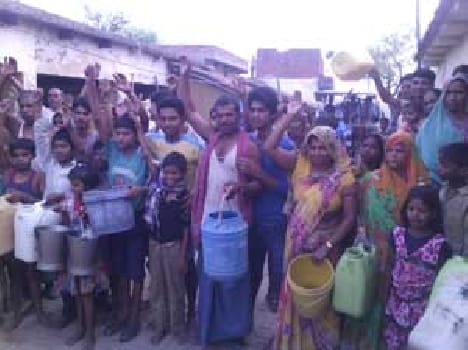 The villagers surrounded the water tanker, performance