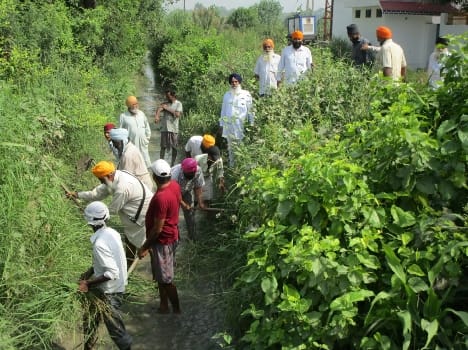 Farmers started by kar canal cleaning
