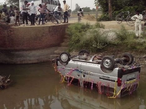 The car fell into the canal , including the bridegroom, four injured