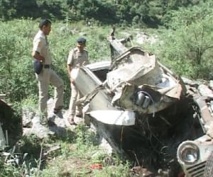 max falls into trench, seven injured.