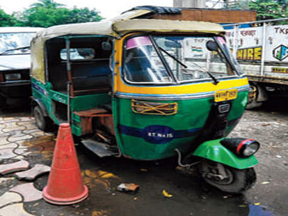 Auto driver fled with the goods of  overseas couple. 