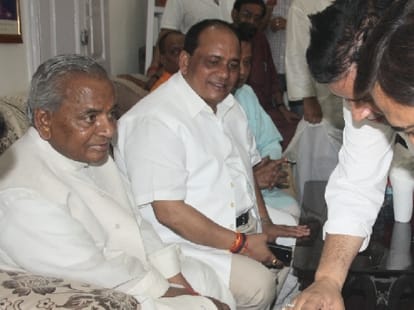 governor kalyan singh paid obeisance at Vajreshvari temple kangra.