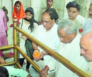 governor kalyan singh paid obeisance at Vajreshvari temple kangra.