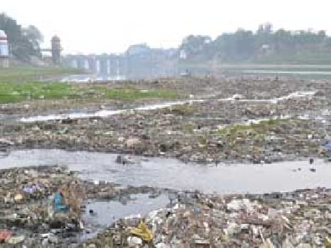 Gomti fall day in dirty sewer water