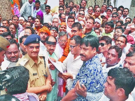 ten minute protest by bjp youth wing