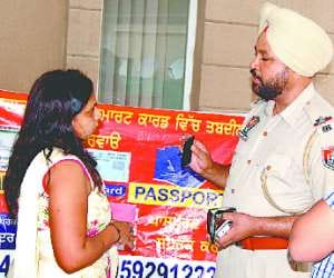 fraud by lady, aadhar card fee 500 rupees