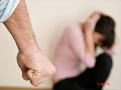 mother in law through acid on daughter in law for dowry in moradabad