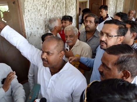 disturbance in the meeting of samajvadi party