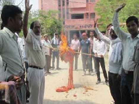 To demand the transfer of all registrars and members of the bar in Tehsil mannequin combustion .  Open in Goo