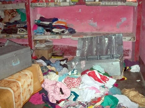 In Sundervl bullies Assault , robbery three houses