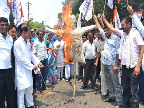 Traders blew Centre's effigy