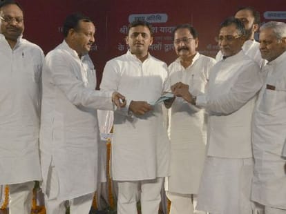 akhilesh speaks in check distribution program 