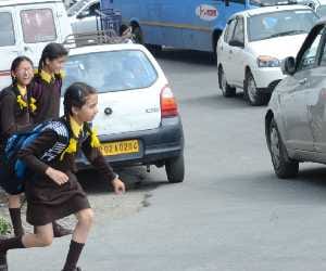 shimla city road dangerous for children.