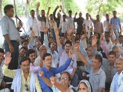 Kalktret teachers picketed, shouted slogans