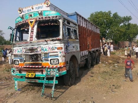 Full of neat cattle truck caught , sabotage 