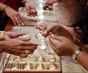 three women theft jewellery from shop
