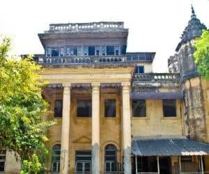 old buildings of lucknow can not renovated in 5 years