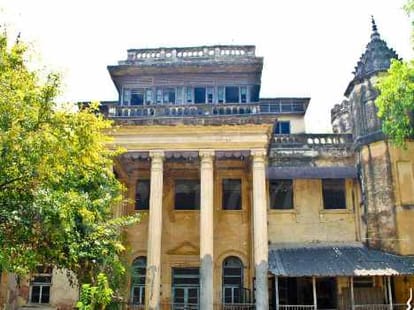 old buildings of lucknow can not renovated in 5 years
