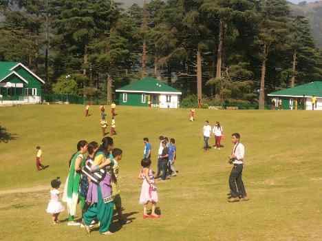 tourist enjoying in patnitop