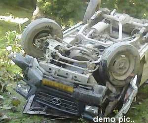 tata sumo plunges into gorge one died five injured.