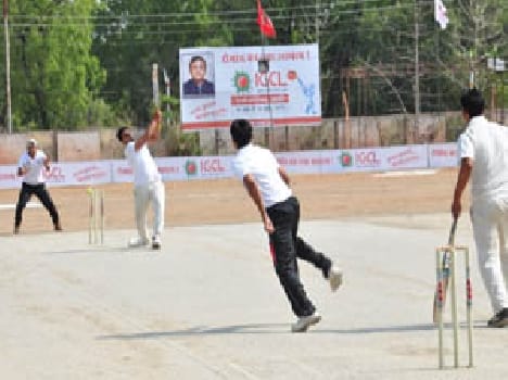13 Teem agle round me pahuchi