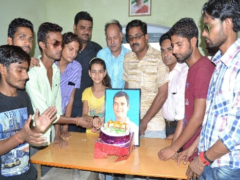 Congress cut on Rahul's birthday cake