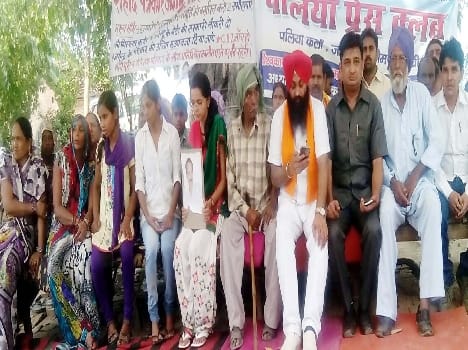 The family members also sit perched on the sixth day Jagendra