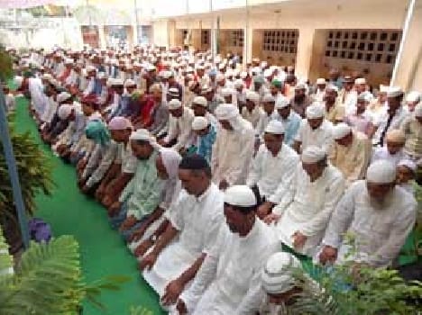 People on the Ramadan prayers .