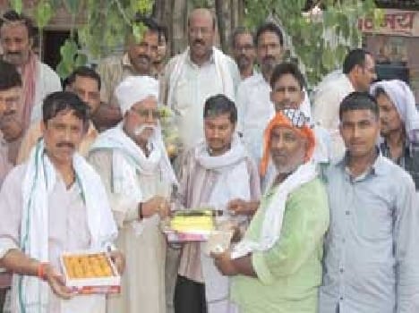 He cut the birthday cake by Congressmen , distributed sweets and fruits