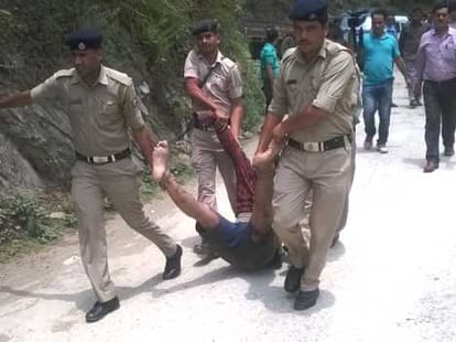 firing on labourer at mandi, four died.