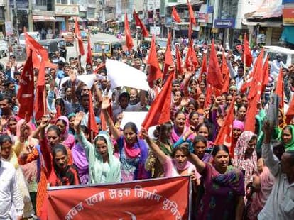 firing on labourer at mandi, four died.