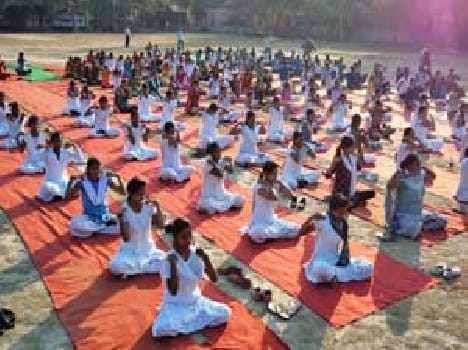 Thousands hand to greet the sun to rise