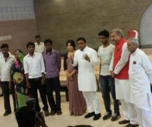 Akhilesh yadav meet iit toppers and give the check