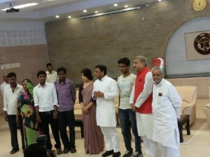 Akhilesh yadav meet iit toppers and give the check