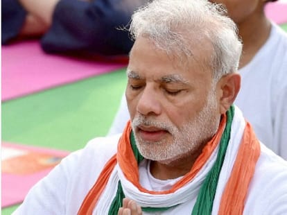 kejriwal did yoga with modi, AAP said agains modi's yoga style