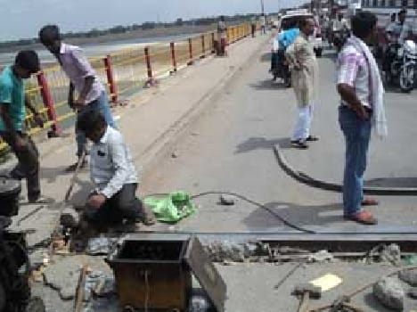 Three hours, laying on Mirzapur - Awrai, Gopiganj route jammed