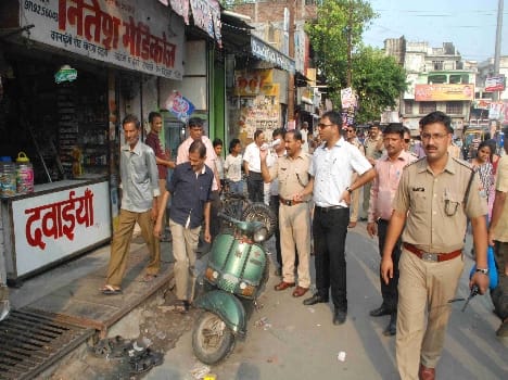 The scroll and khaki stood on the street to see the horoscope of those Teli