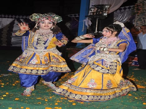 The program in Lalkuan Radha, Krishna became the artist.