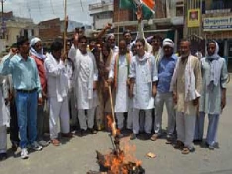 Congress blew effigy of PM