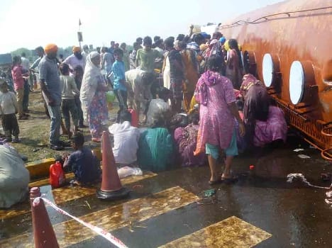 gurdaspur, tanker, fall, refind, bucket, people