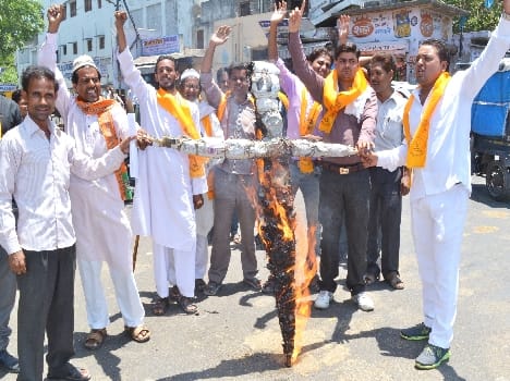 SE blew the effigy of BJP