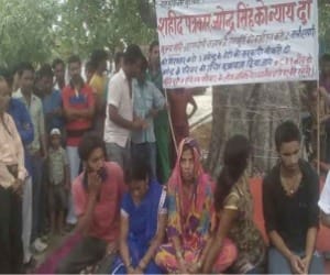 UP govt gives money to Journalist Jagendra son.