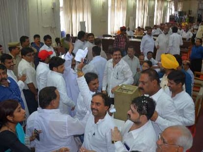 Ruckus in lucknow municipal corporation