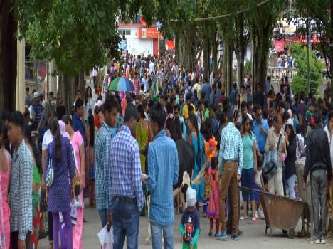 The crowd of tourists in Nainital.