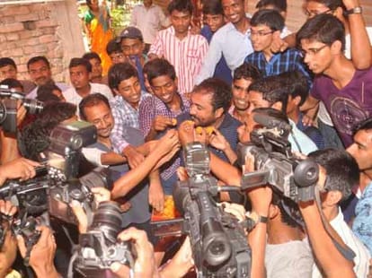 four students could not afford IIT fees, People donated five lac